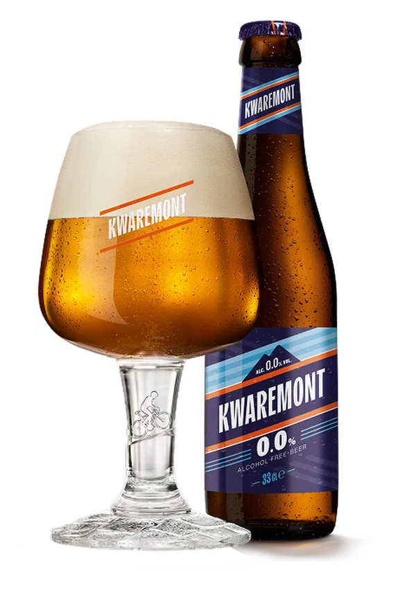 Kwaremont 0.0%: bolglas met blond bier naast een beslagen fles alcoholvrij bier van 33 cl