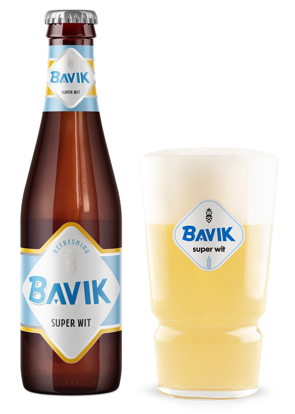 Fles Bavik Super Wit met lichtblauw label naast een glas troebel witbier