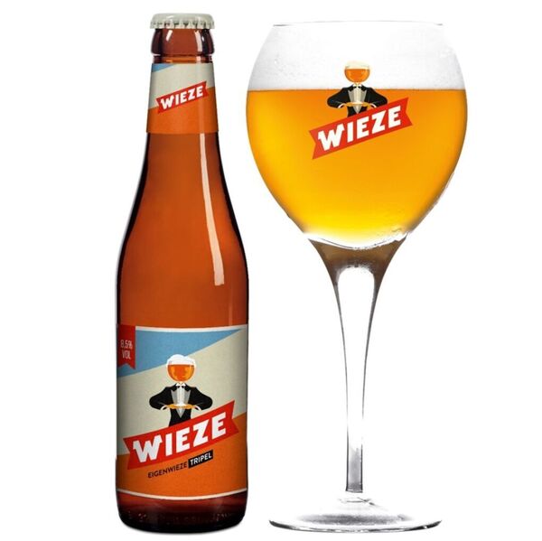 Fles Wieze Tripel naast een bolglas op voet met amberkleurig bier