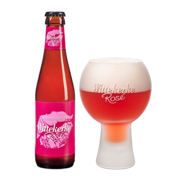 Fles Wittekerke Rosé met roze label naast een bolglas met roze fruitbier